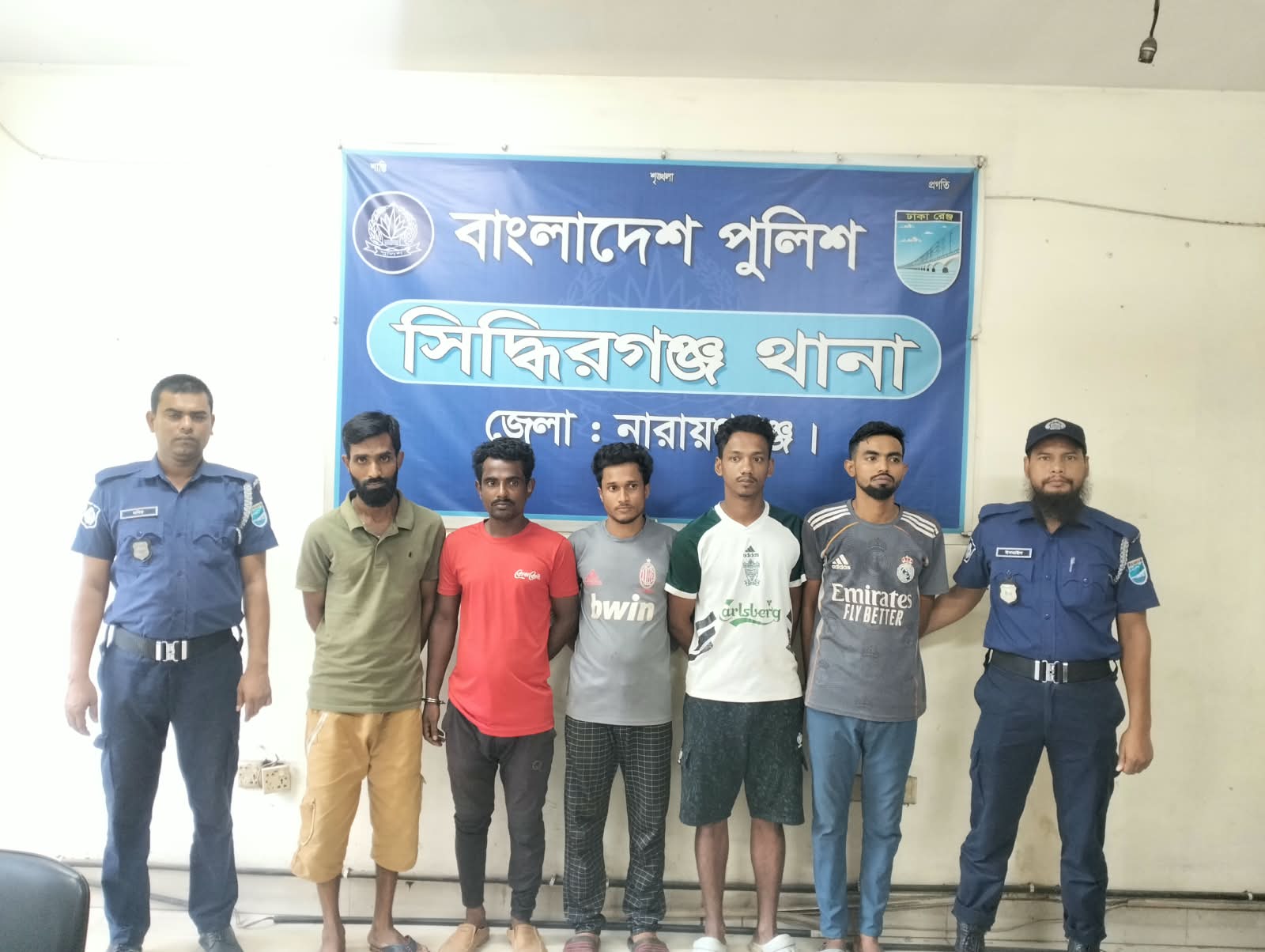 সিদ্ধিরগঞ্জে মাদকবিরোধী অভিযানে সামারি ট্রায়ালে ৫ জনের কারাদণ্ড, আটক সিদ্ধিরগঞ্জ থানা পুলিশ