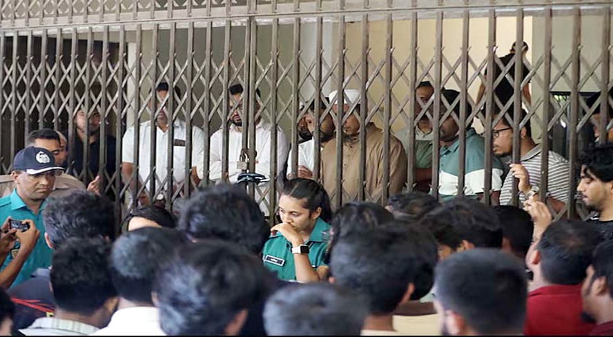 সিলেটে অবরুদ্ধ অধ্যক্ষ ও শিক্ষক কর্মচারী আন্দোলনে উত্তাল ইঞ্জিনিয়ারিং কলেজ