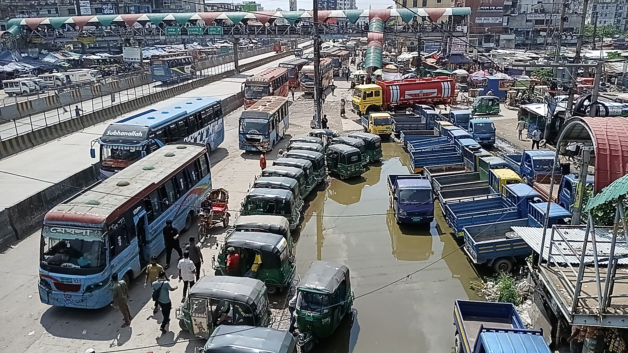 ঢাকা-চট্টগ্রাম মহাসড়কের প্রবেশমুখে প্রতিনিয়ত বাড়ছে বেপরোয়া সিএনজি ও ব্যাটারিচালিত অটোরিকশার দাপট