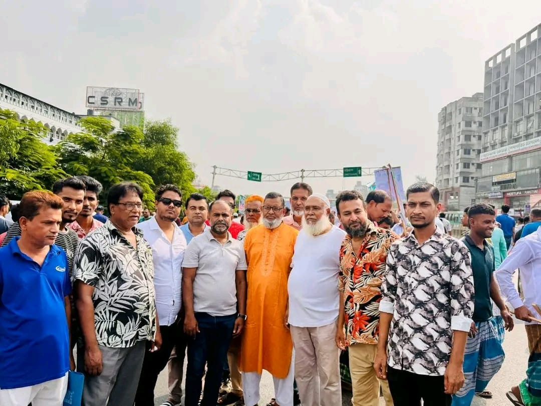 প্রধানমন্ত্রীকে এক নজর দেখতে মহাসড়কে অধ্যাপক মামুন মাহমুদের নির্দেশে বিএনপির নেতাকর্মীরা হাত নেড়ে শুভেচ্ছা ও অভিনন্দন জানান