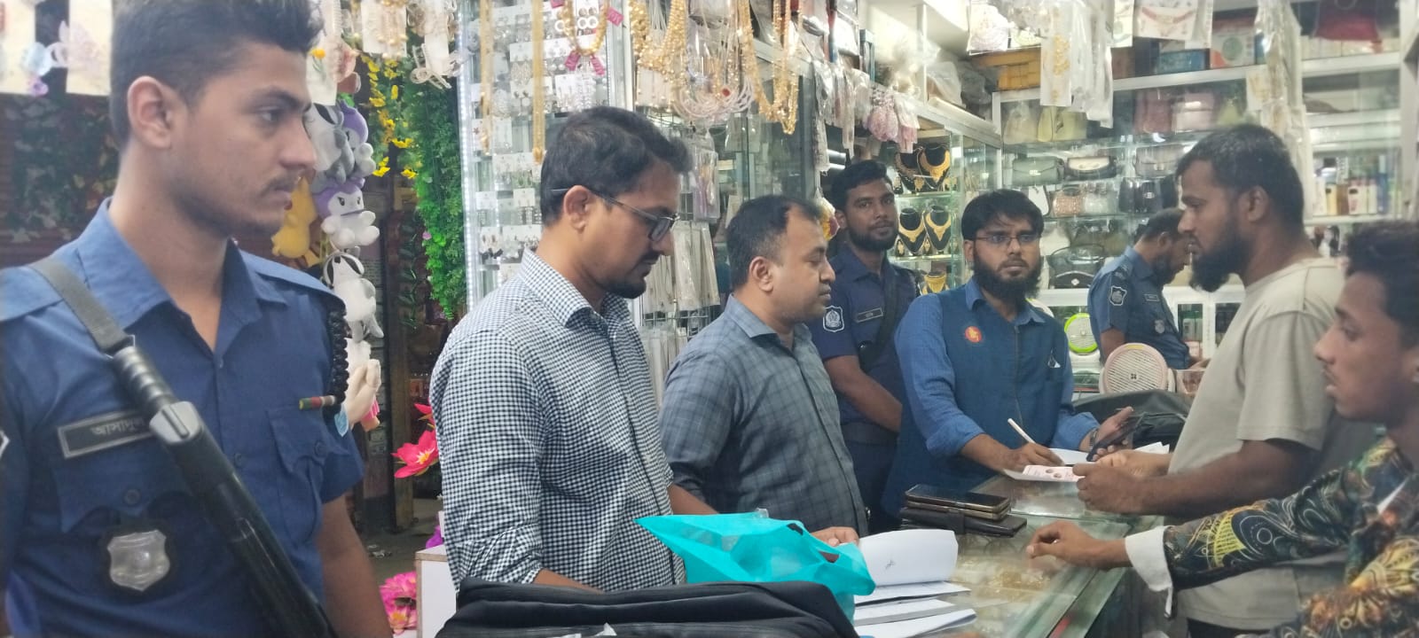 অনুমোদনহীন কসমেটিকস বিক্রি করায় দুই প্রতিষ্ঠানকে জরিমানা