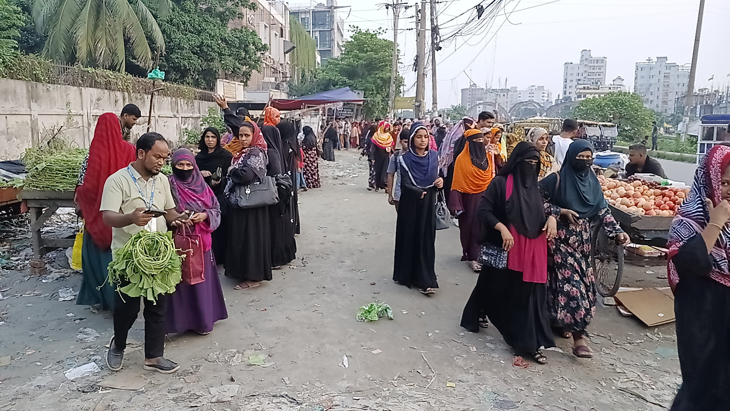 নারায়ণগঞ্জ সিটি কর্পোরেশনের ৫নং ওয়ার্ড বিএনপি ও অঙ্গসংগঠনের উদ্যোগে সড়ক সংস্কার ও সুন্দর বর্ধন কাজ সম্পন্ন করায় সাধুবাদ জানান পথচারীরা