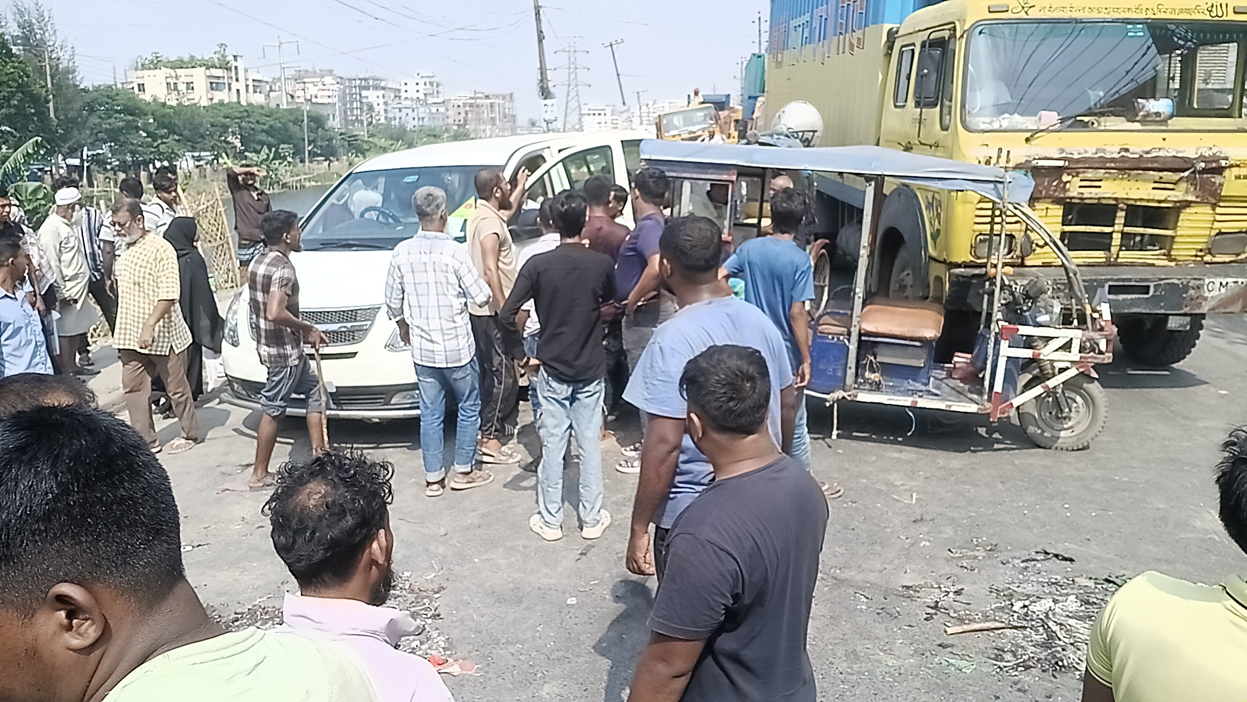 সিদ্ধিরগঞ্জ পুলে ব্যাটারিচালিত রিকশা প্রবেশে বাঁধার অভিযোগ: সিদ্ধিরগঞ্জে অটোচালকদের ১ ঘণ্টা সড়ক অবরোধ যানবাহন চলাচক স্বাভাবিক করে দিয়ে শহিদুল ইসলামের প্রশংসা করলেন পথচারীরা