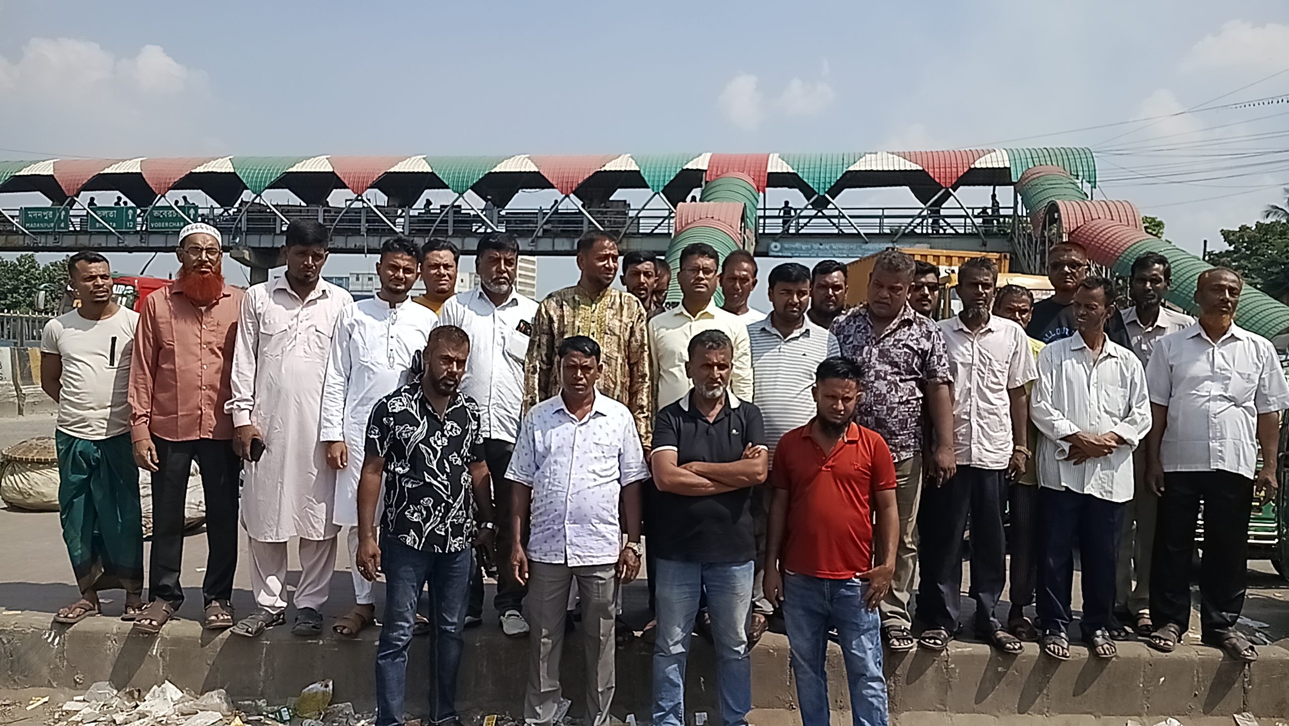 সিদ্ধিরগঞ্জে গার্মেন্টস শ্রমিকদের সাথে মিশে নিষিদ্ধ আওয়ামী লীগের নৈরাজ্য সৃষ্টির চেষ্টার প্রতিবাদে শ্রমিক দলের অবস্থান কর্মসূচি