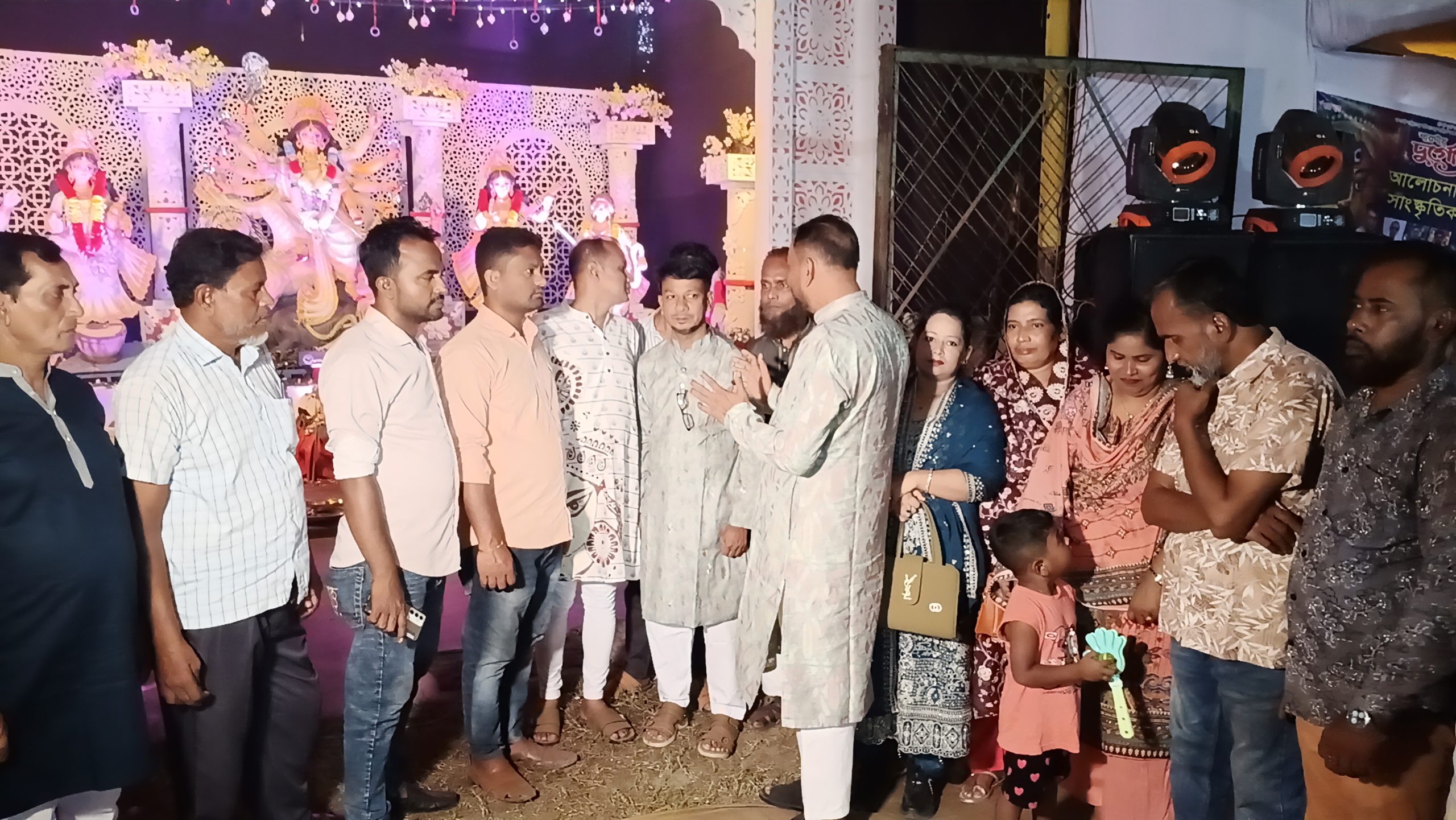 সিদ্ধিরগঞ্জে মহানগর শ্রমিক দলের আহ্বায়ক এস এম আসলামের নির্দেশে সিদ্ধিরগঞ্জ থানা শ্রমিক দলের নেতাকর্মীদের নিয়ে পূজা মণ্ডপ পরিদর্শন করেন টি এইচ তোফা।