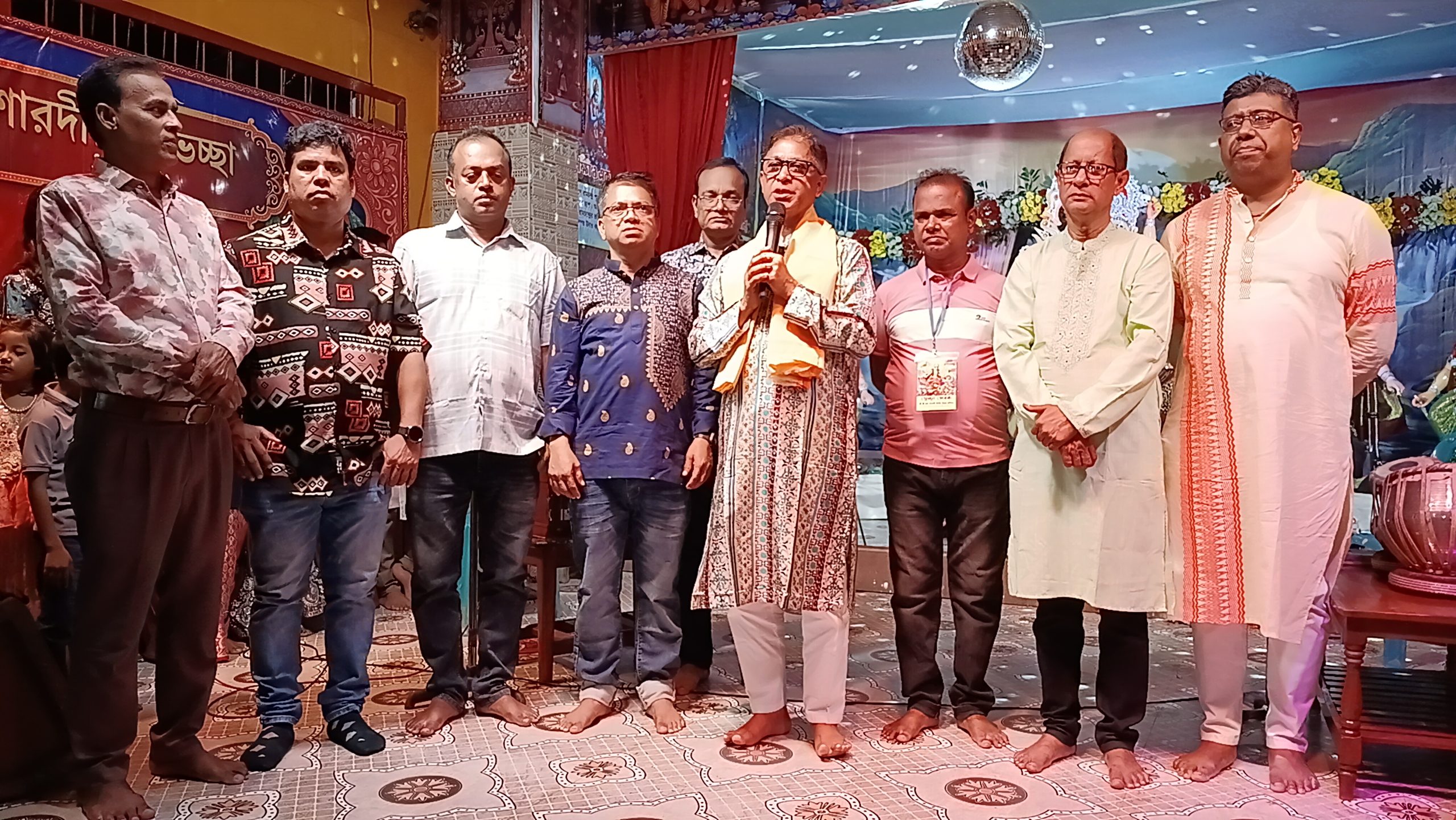 সিদ্ধিরগঞ্জে শ্রী শ্রী রামকানাই জিউর বিগ্রহ মন্দিরে দুর্গোৎসব পরিদর্শনে জেলা পরিষদের প্রশাসক অধ্যাপক মামুন মাহমুদ